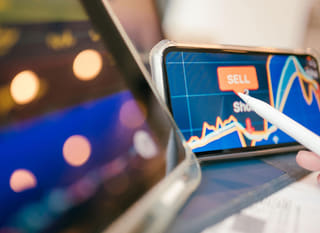 Spécialiste opérant sur plusieurs marchés et étudiant Bitcoin, Ethereum ainsi que les options forex
